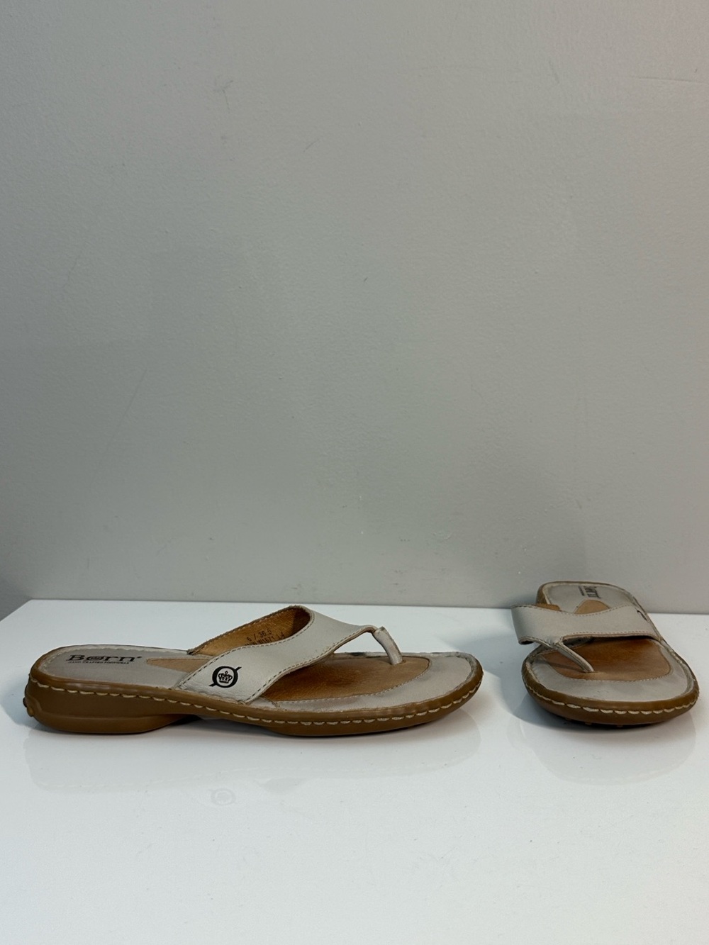 Born Thong Leather Sandals Cream Grey Size 6